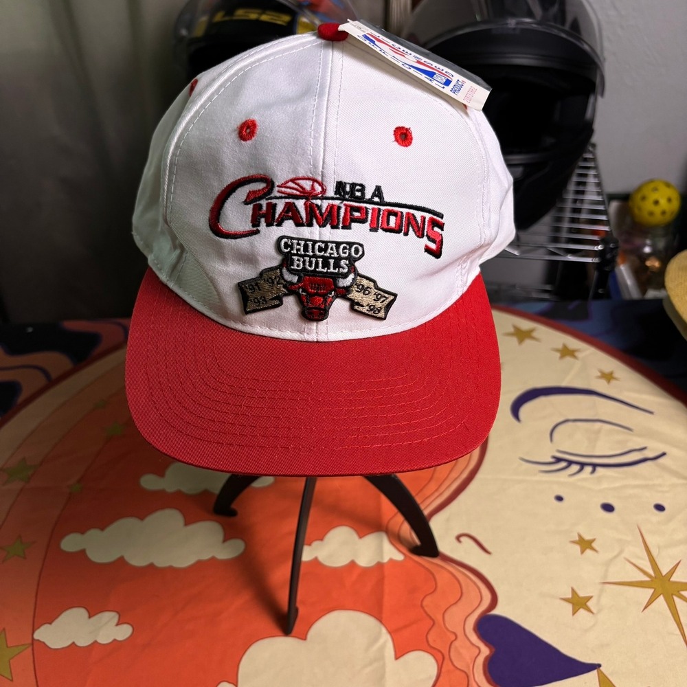 Vintage Logo 7 Chicago Bulls NBA Champions Snapback Hat White Red 90s Deadstock
